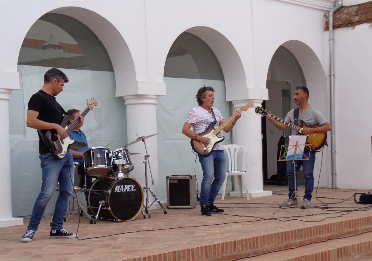 Una de las actuaciones incluidas en el primer concierto de patio en la bilbioteca
