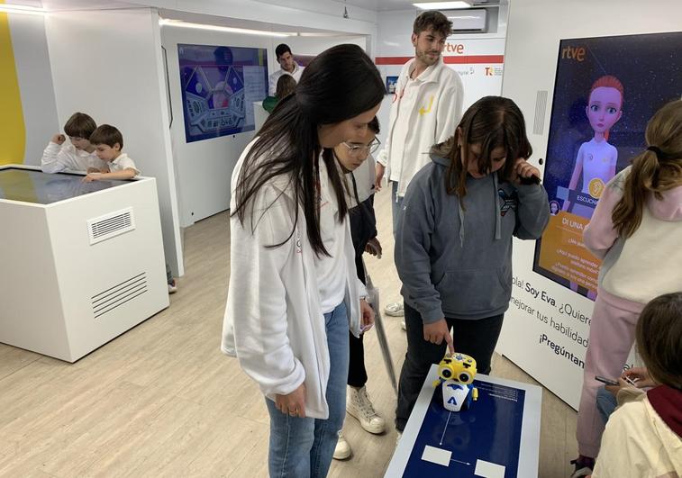 Interior del bus con ususarios participando de las actividades