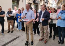 Los candidatos socialistas a la Alcaldía y a la Junta de Extremadura han paseado por las calles de Zafra y pan participado en un encuentro con colectivos y empresas