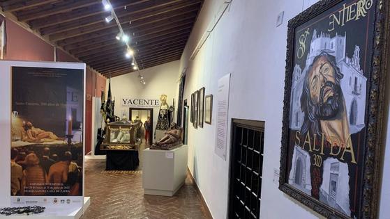 La Cofradía del Santo Entierro muestra en una exposición sus 300 años de historia