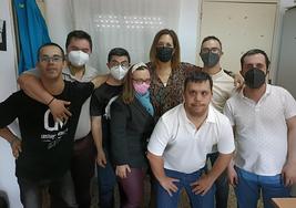 Ana Magro junto con los reporteros y reporteras del taller