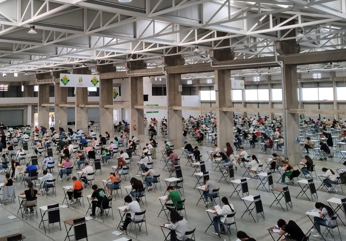 Los alumnos durante el primer examen en Zafra