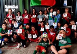 Algunos de los alumnos del colegio con su azulejo del Gallo de Barcelos