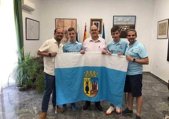 Los jugadores yel presidente del club, con el alcalde y el concejal en el ayuntamiento