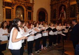 LA coral durante la misa cantada