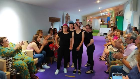 Exitoso desfile solidario de moda a favor de la Asociación Down Zafra
