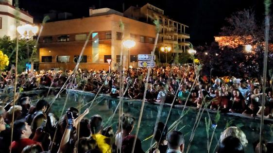 La 'Mojá de la Vara' congregó a miles de personas en la mágica Noche de San Juan