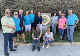 Entrega de la beca a la familia