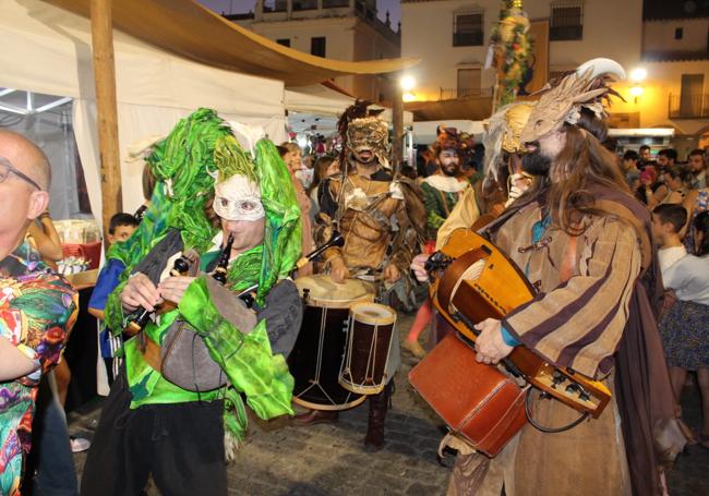 Animación en el mercado durante uno de los pasacalles