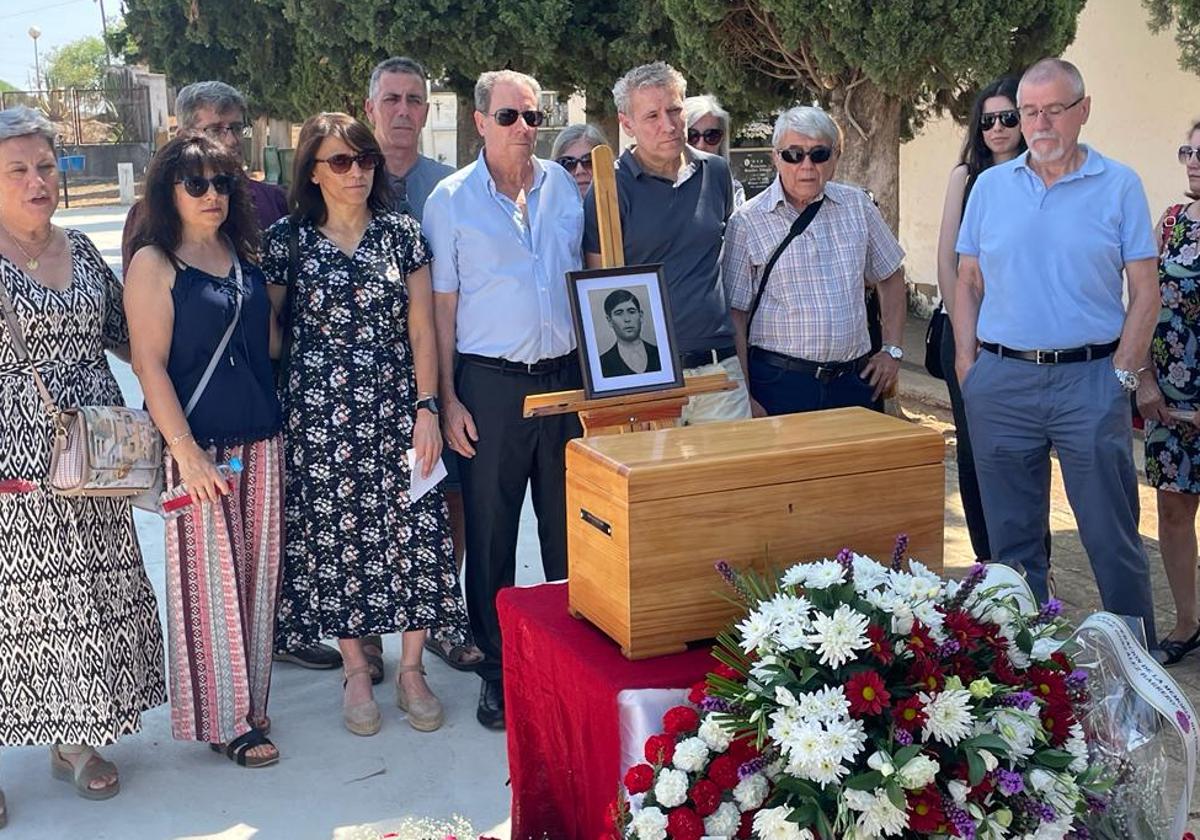 Los restos del campesino Isaac Rodríguez ya descansan en el cementerio de Zafra