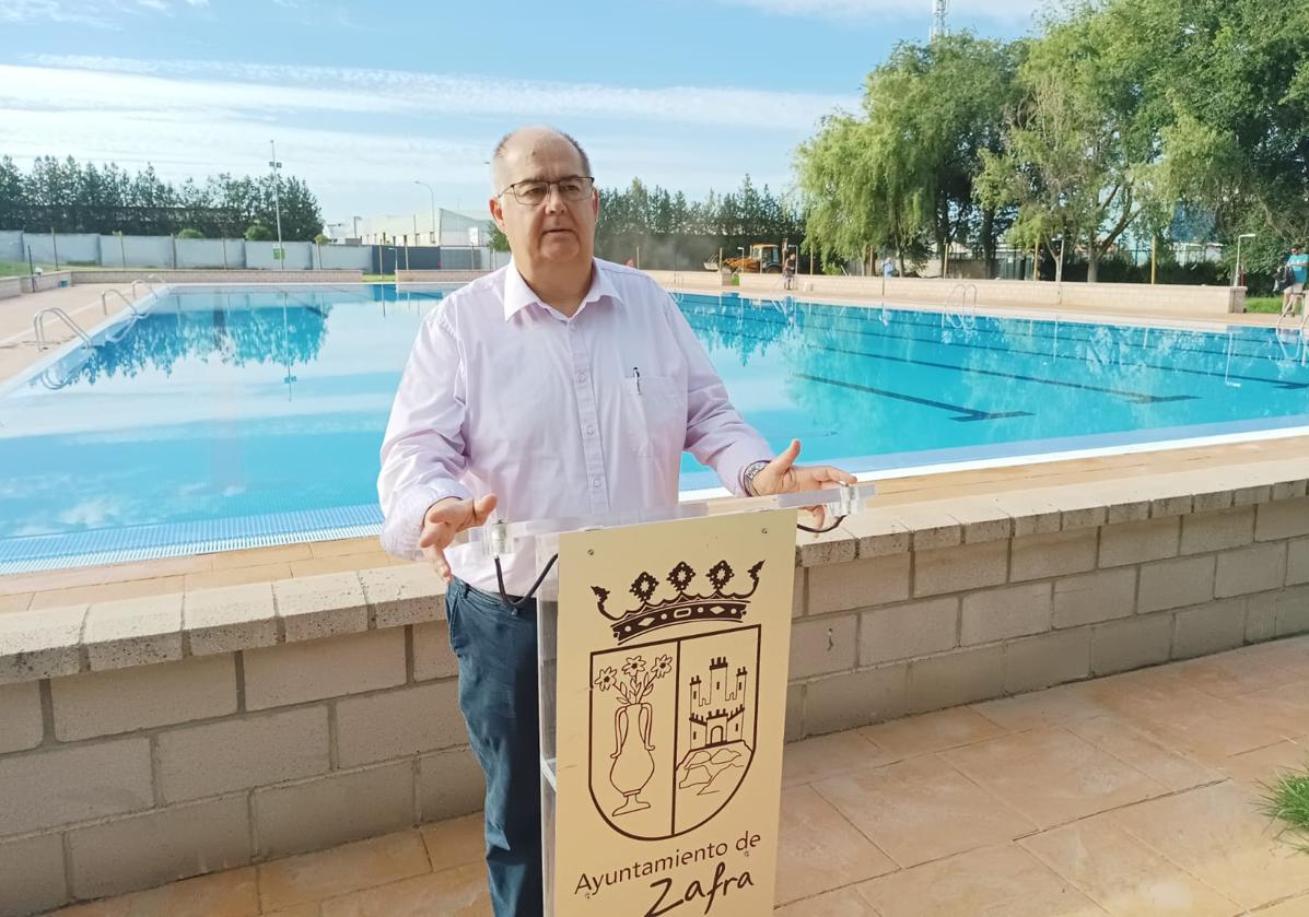 El ayuntamiento continúa con los trabajos de mantenimiento para la apertura de la piscina