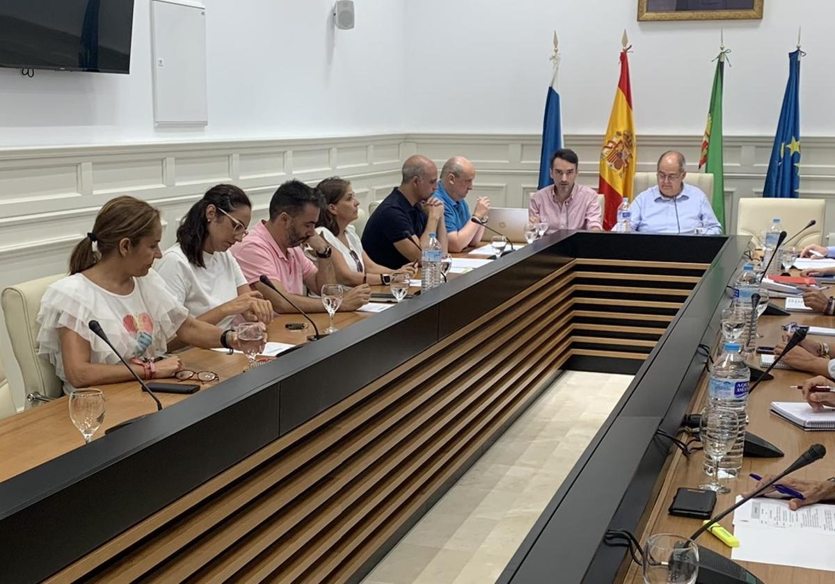 Algunos de los concejales socialistas junto al portavoz de Ahora Zafra y el alcalde en el Pleno