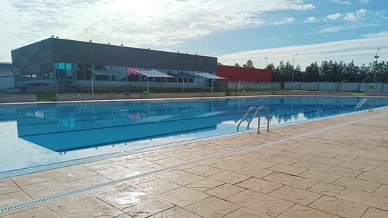 Desde este lunes está habilitada la opción para nado libre en la piscina municipal