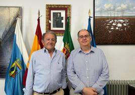 El pregonero junto al alcalde en su presentación en el Ayuntamietno