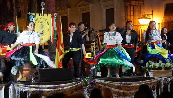 El Festival Folklórico de los Pueblos del Mundo de Extremadura y 'Fuelligah de Sacaliño' llenó de color y tradición la Plaza Grande