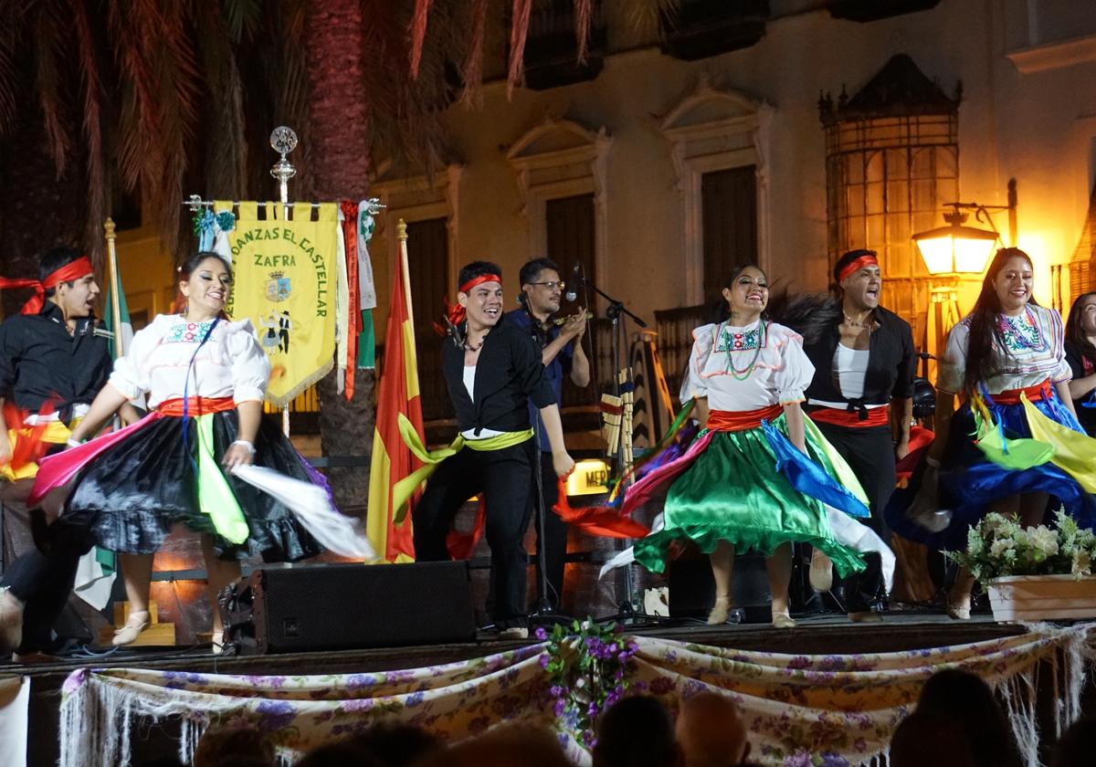 El Festival Folklórico de los Pueblos del Mundo de Extremadura y 'Fuelligah de Sacaliño' llenó de color y tradición la Plaza Grande