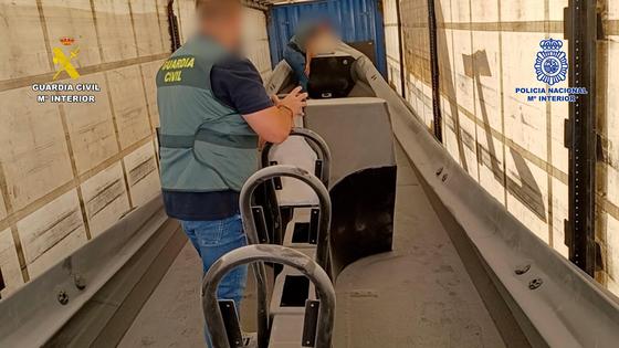 Detenidas dos personas cuando transportaban oculta en un semirremolque una 'narcolancha'