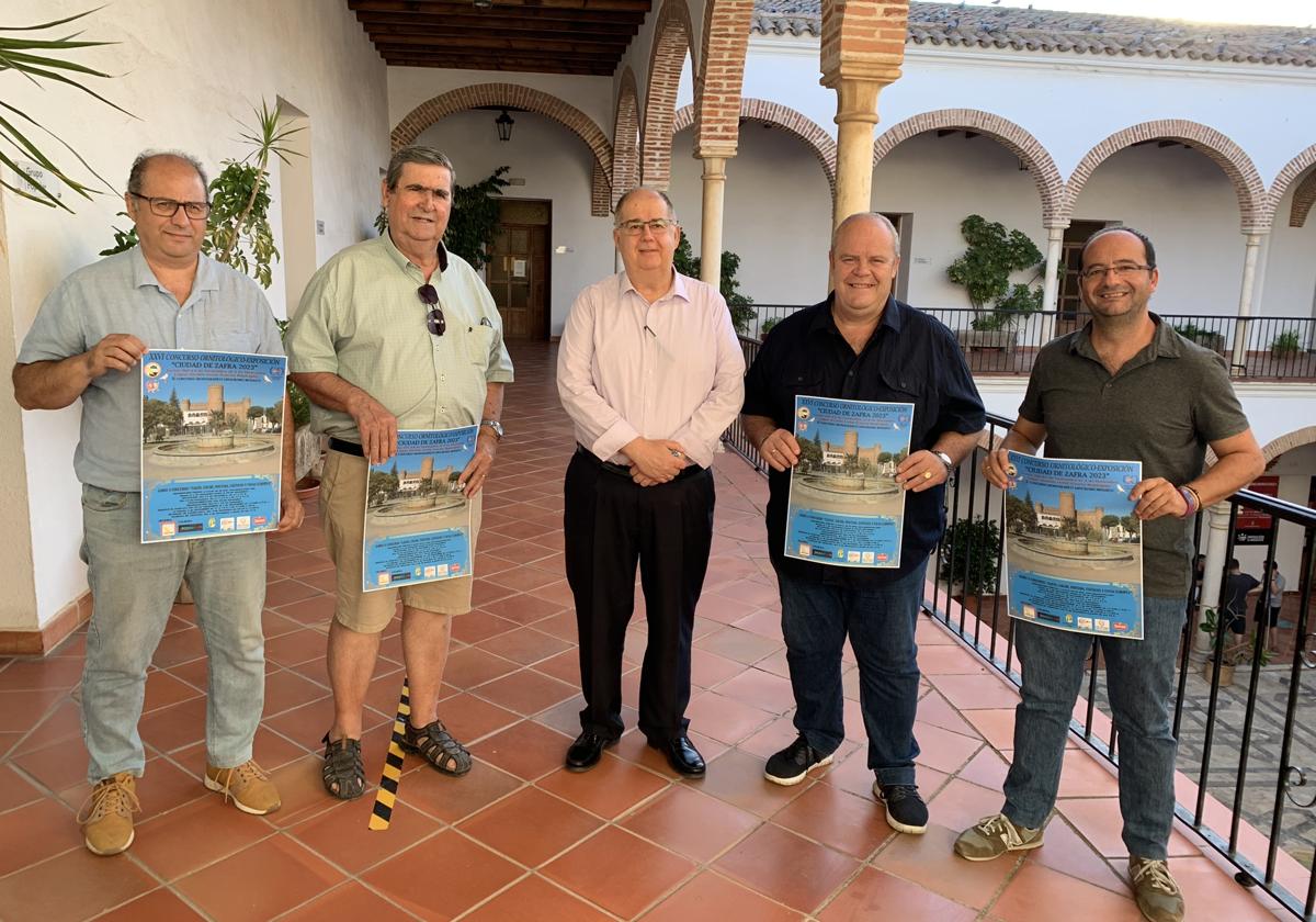 REpresentantes de la la asociación junto con el alcalde y el concejal en la presentación
