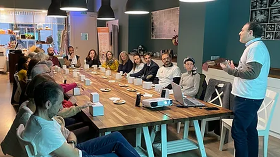La sede local de la AECC acoge un 'Café contigo: Acompañar y cuidar hasta el final'