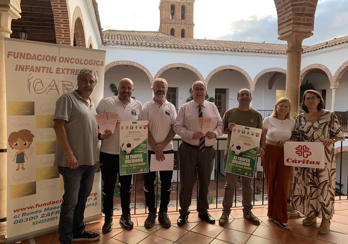 Representantes de los veteranos, Cáritas y Fundación Ícaro junto al alcalde y el concejal