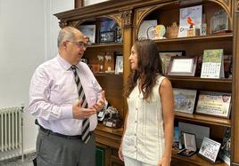 El alcalde y la secretaria del PRemio en la presentación del encuentro