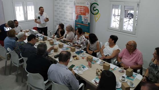 Unas 20 personas comparten un 'Café contigo: Acompañar y cuidar hasta el final'
