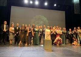 Los galardonados, junto con los artistas y la junta directiva del CIT sobre el escenario