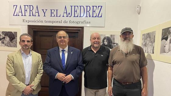 Abierta en Santa Clara la exposición fotográfica de Agustín Risco y Daniel Gragera 'Zafra y el ajedrez'