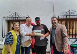 Juan Antonio Carmona recibe su trofeo