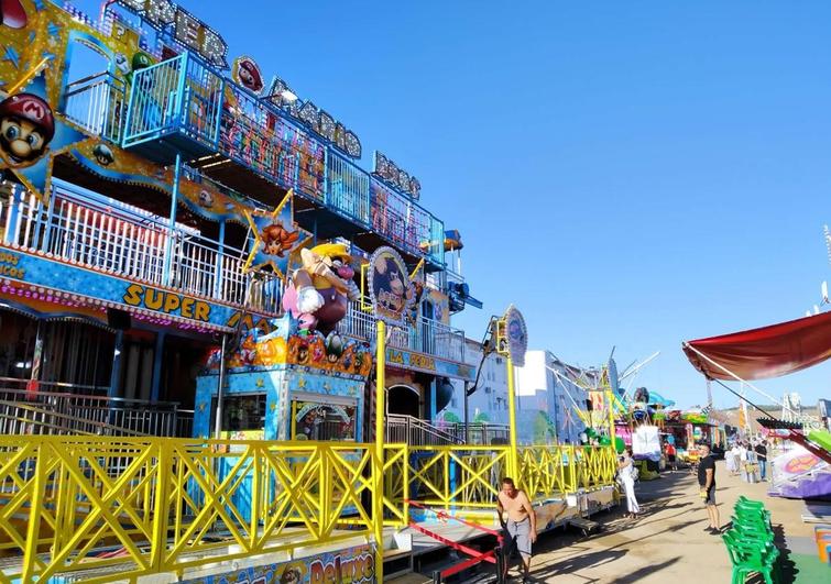 Zona de atracciones de la feria