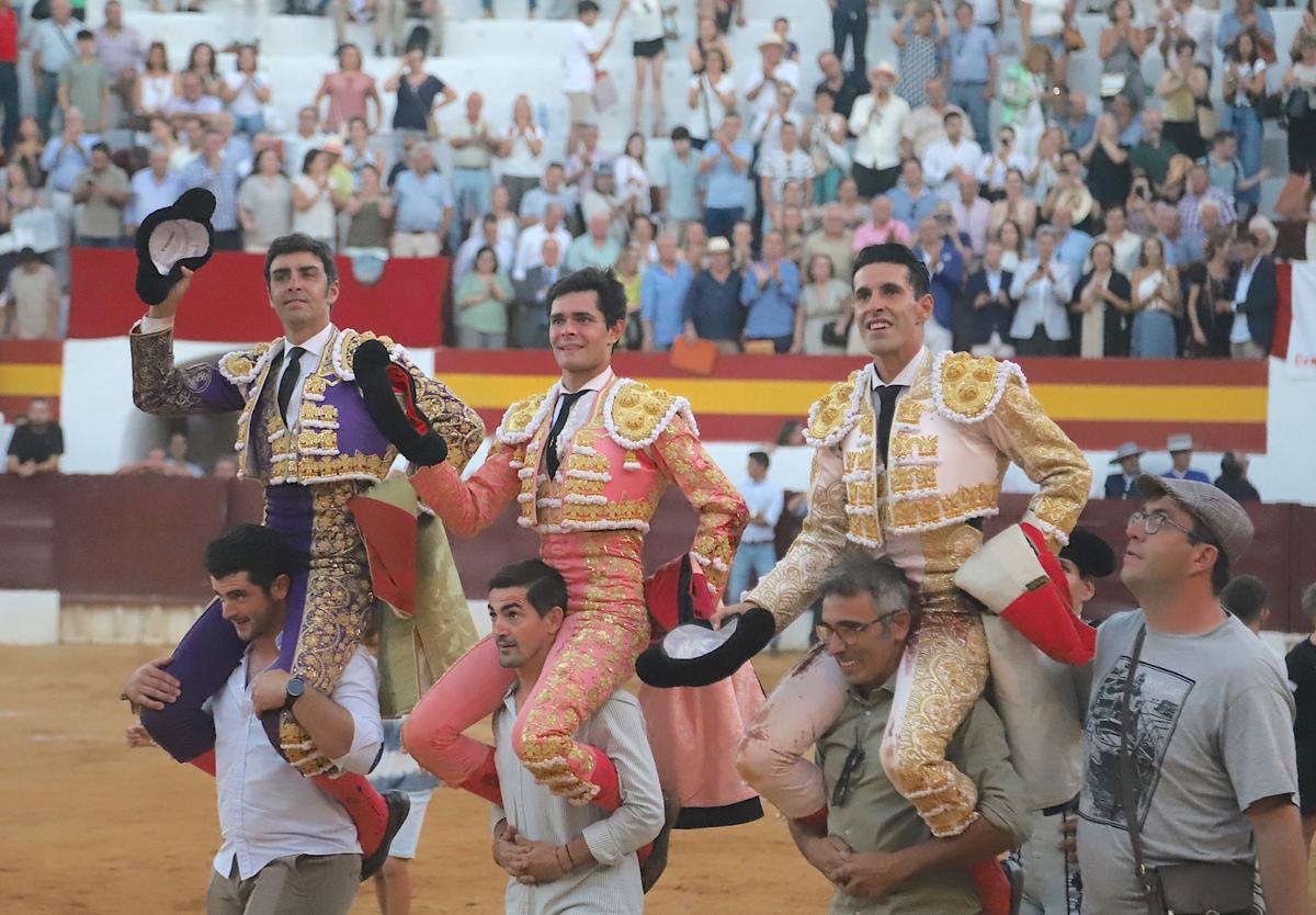 Los rejoneadores y toreros de los festejos taurinos de la feria salieron a hombros de la plaza