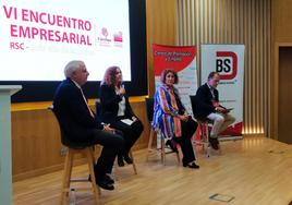 Algunos de lso participantes en el encuentro durante su intervención