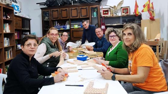 Los adultos aprenden el arte de la elaboración de piezas belenistas