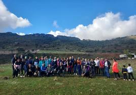 Los participantes en la ruta en plena naturaleza