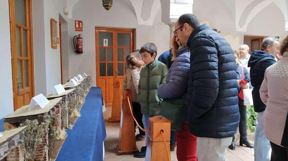 Los participantes del taller artesanal de piezas belenistas reciben sus diplomas