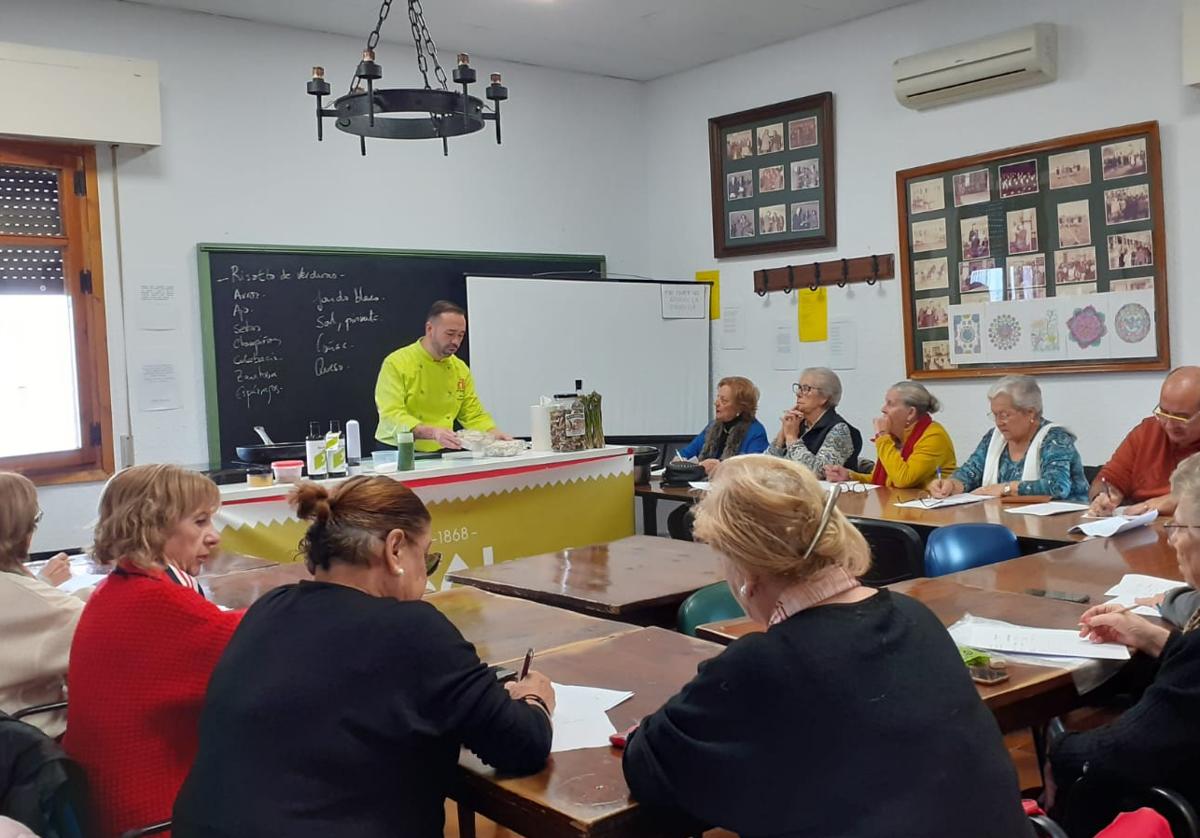 Unas 15 personas del Centro de Mayores aprenden a alimentar sus vidas