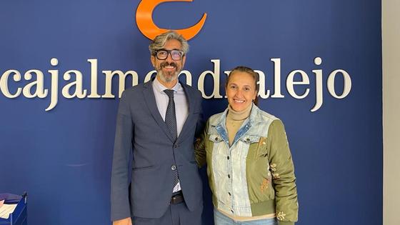 Zafra Solidaria recibe 3.000 euros de Cajalmendralejo para la compra de alimentos en las próximas Navidades
