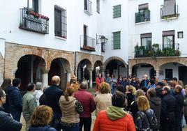 El conductor de la ruta y los participantes durante la actividad
