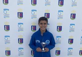El joven tenista feliz con su trofeo