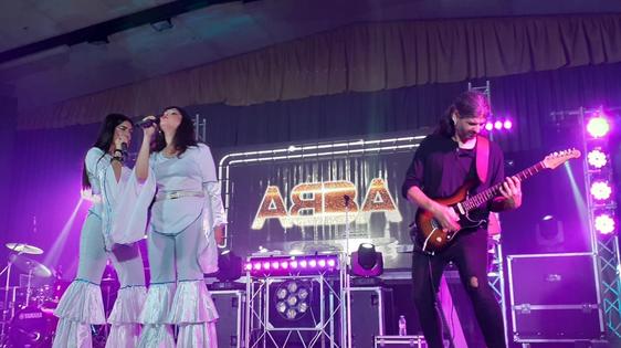 Cientos de personas cantaron y bailaron con ABBA y otros éxitos de los 80 y 90