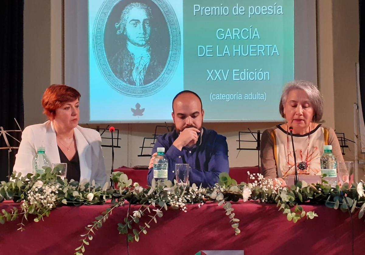 El ganador junto a Lala Morán y Nuria Elvas