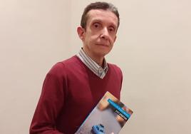 Francisco Muñoz con su reciente novela