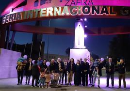 Participantes al acto bajo la portada del ferial