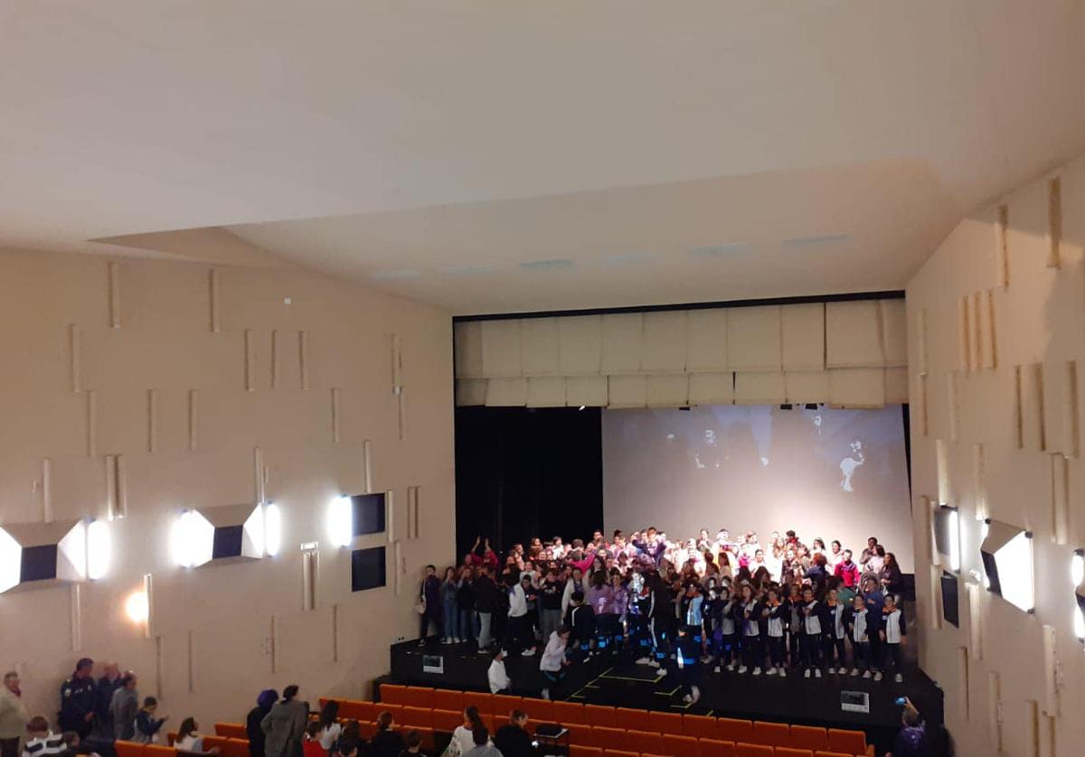 El alumnado participó en distintas actividades en el teatro