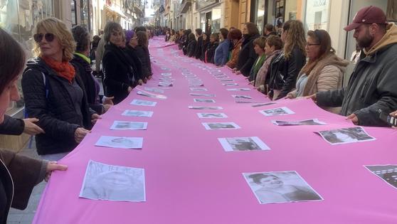 Zafra Violeta conmemoró el 25N con un acto reivindicativo y simbólico: «¿Aquí no pasa nada?»