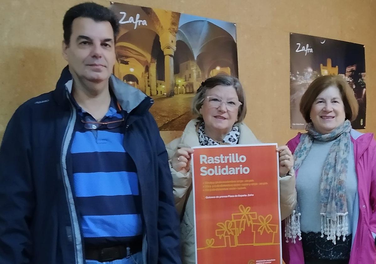 La AECC organiza un rastrillo navideño solidario en la Plaza de España