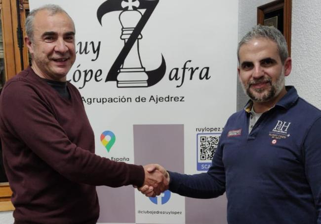 El ganador del torneo (izda.) junto con el organizador