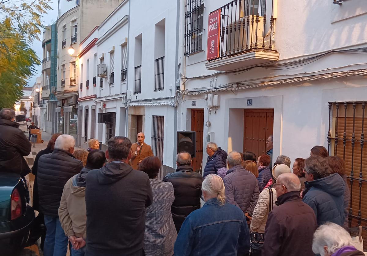 El PSOE conmemoró el 25N con la lectura de un manifiesto a las puertas de su sede
