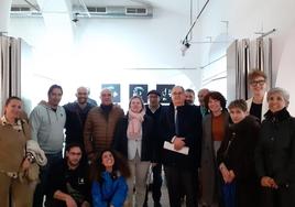 Los artistas junto con el alcalde, concejales y la directora de la UPZ el día de su apertura