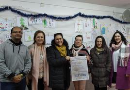 LA presidenta de la asociación junto con el jurado de su concurso de dibujo